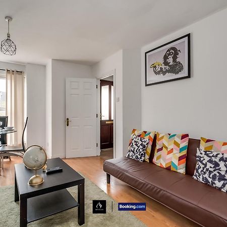 2 Bed House By Boyeilles Apartments Short Lets & Serviced Accommodation Belfast With Balcony & Free Parking Exterior photo