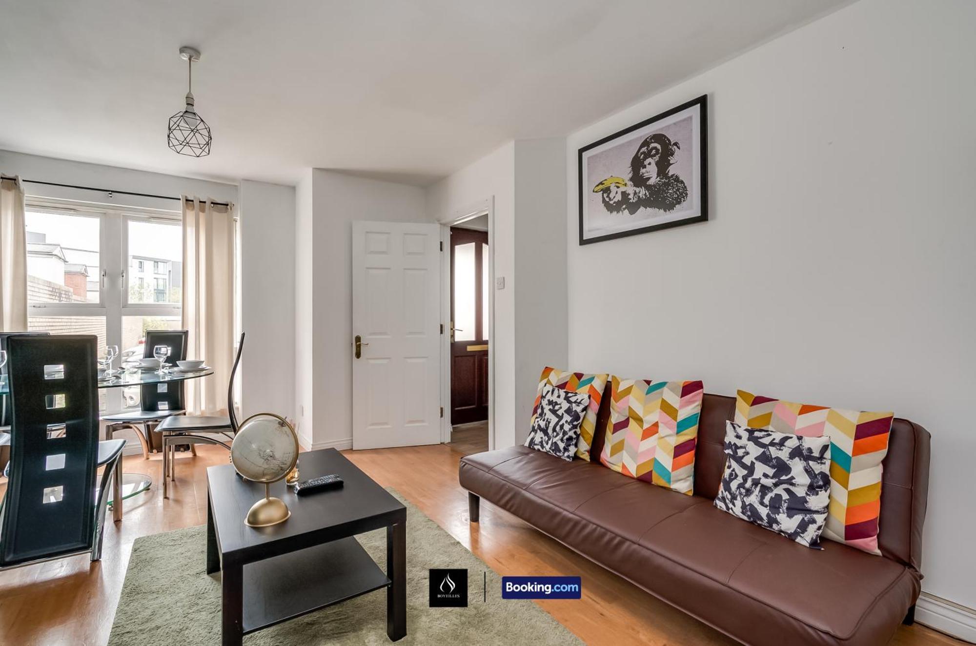 2 Bed House By Boyeilles Apartments Short Lets & Serviced Accommodation Belfast With Balcony & Free Parking Exterior photo