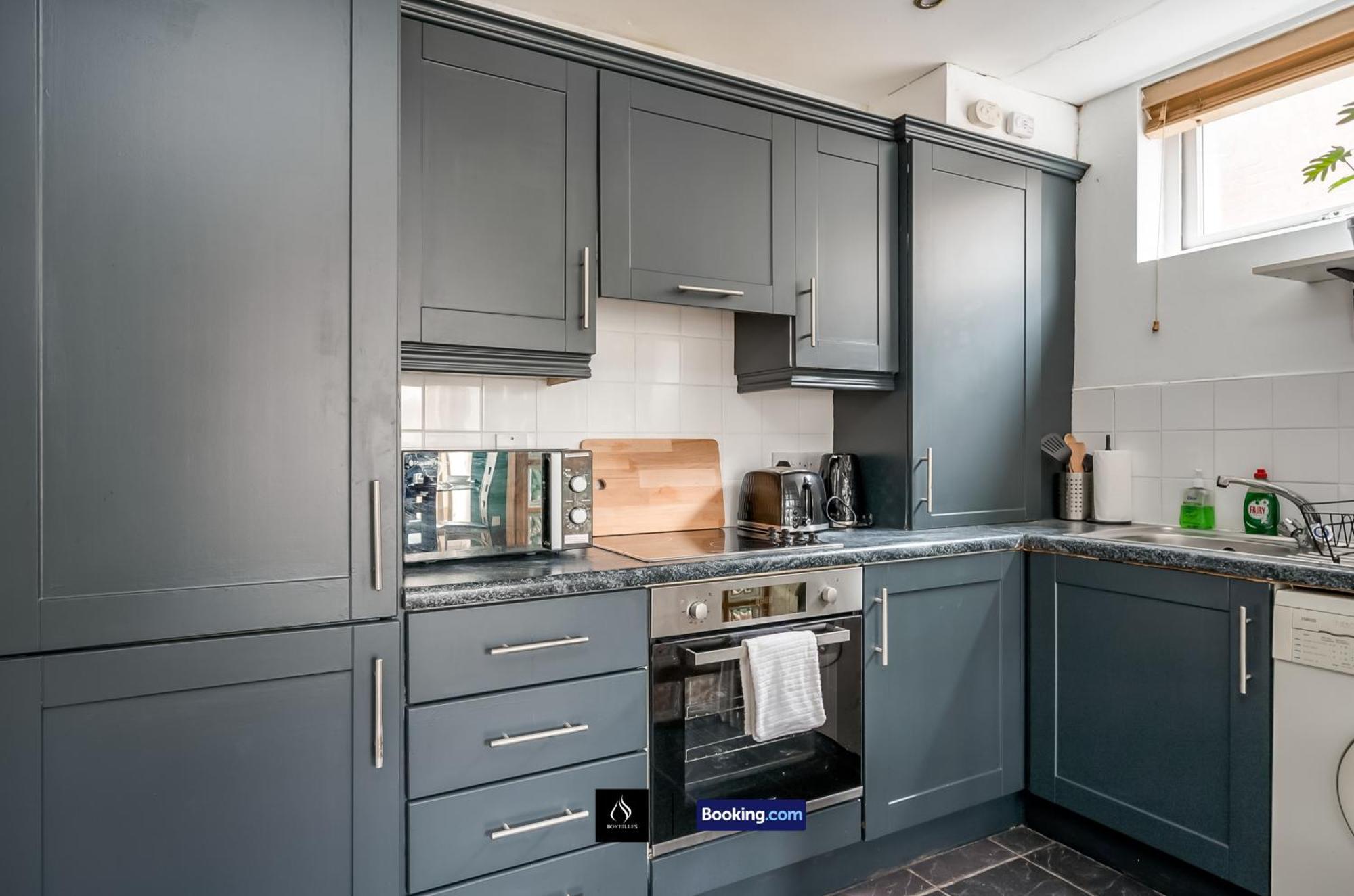2 Bed House By Boyeilles Apartments Short Lets & Serviced Accommodation Belfast With Balcony & Free Parking Exterior photo