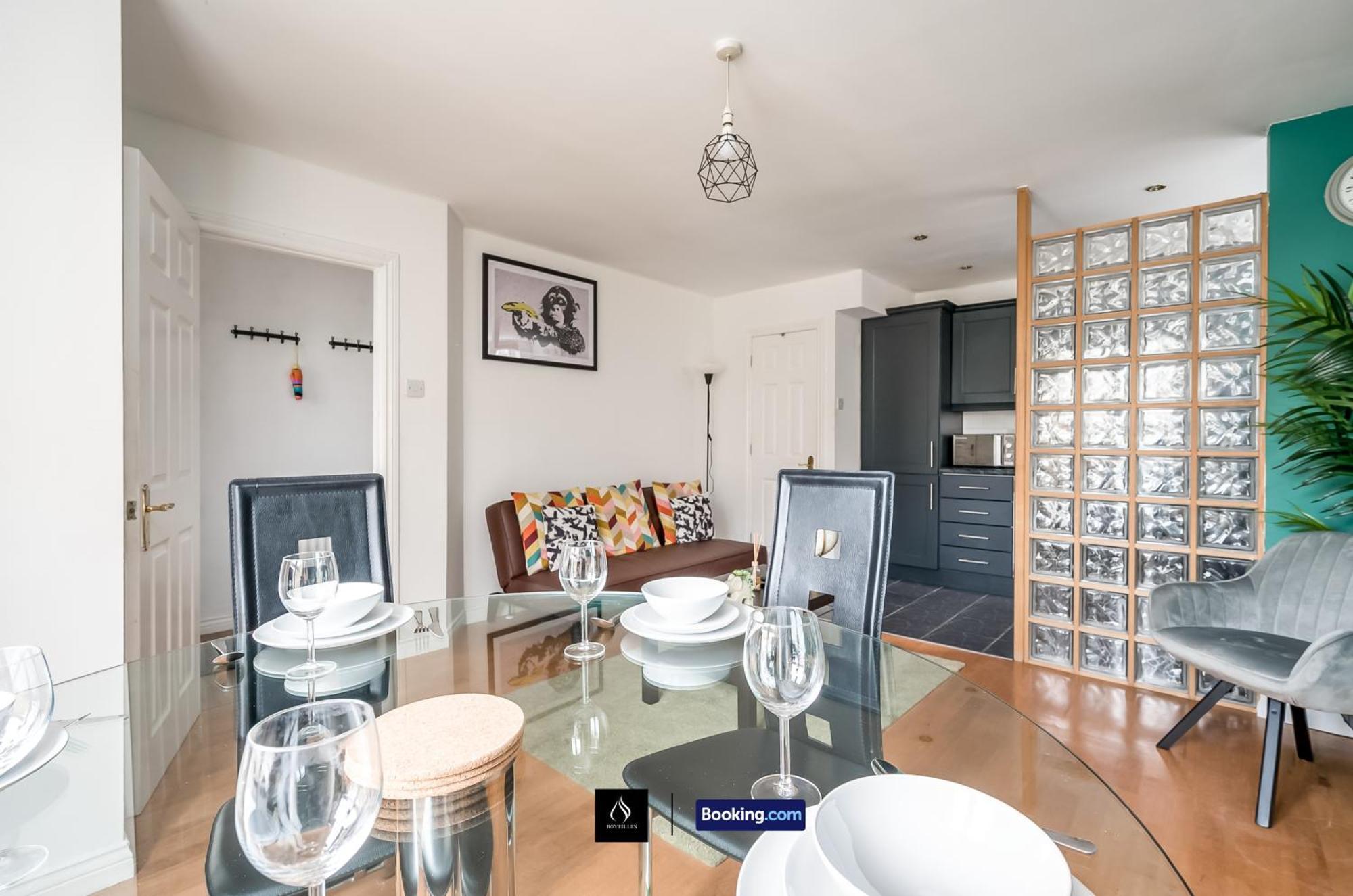 2 Bed House By Boyeilles Apartments Short Lets & Serviced Accommodation Belfast With Balcony & Free Parking Exterior photo