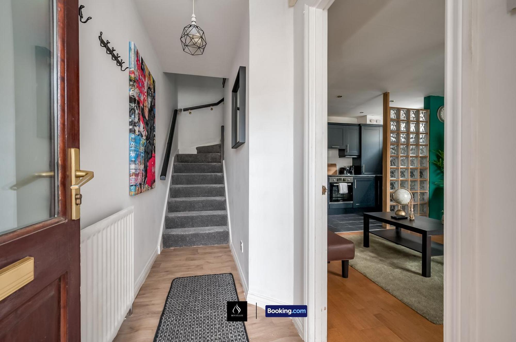 2 Bed House By Boyeilles Apartments Short Lets & Serviced Accommodation Belfast With Balcony & Free Parking Exterior photo