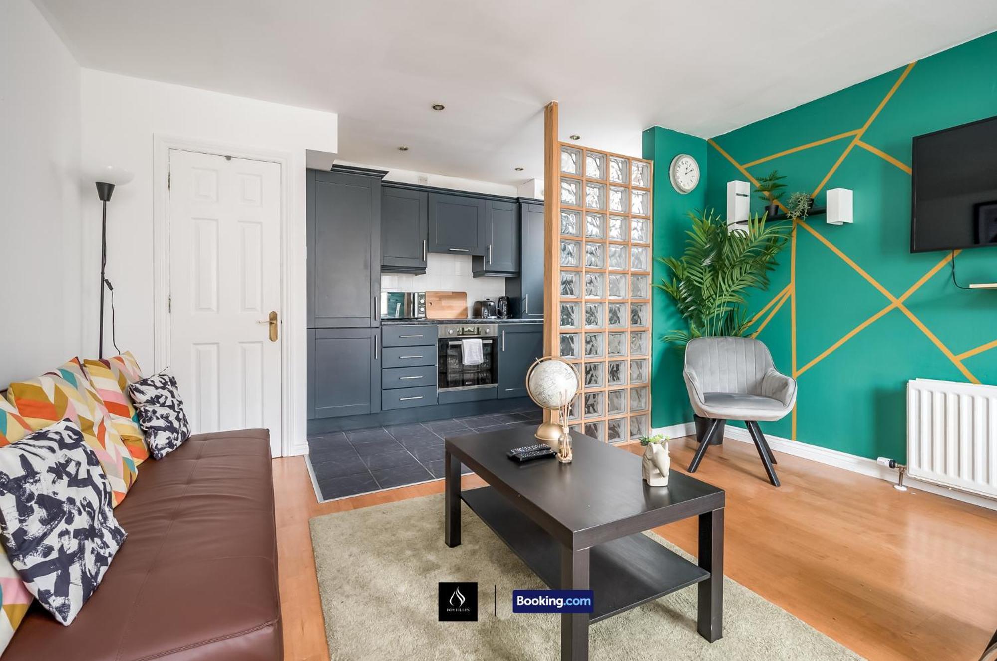 2 Bed House By Boyeilles Apartments Short Lets & Serviced Accommodation Belfast With Balcony & Free Parking Exterior photo