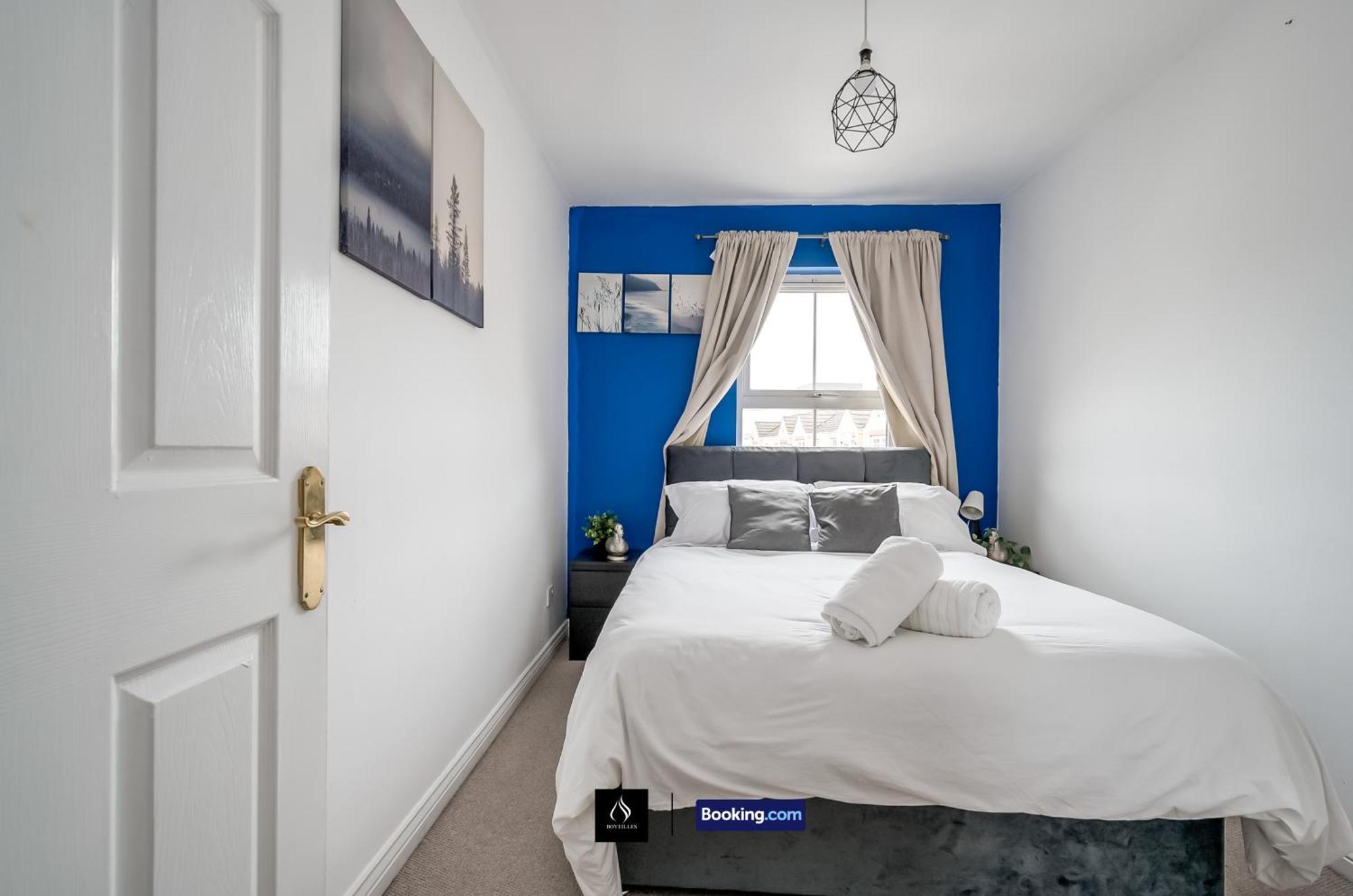 2 Bed House By Boyeilles Apartments Short Lets & Serviced Accommodation Belfast With Balcony & Free Parking Exterior photo