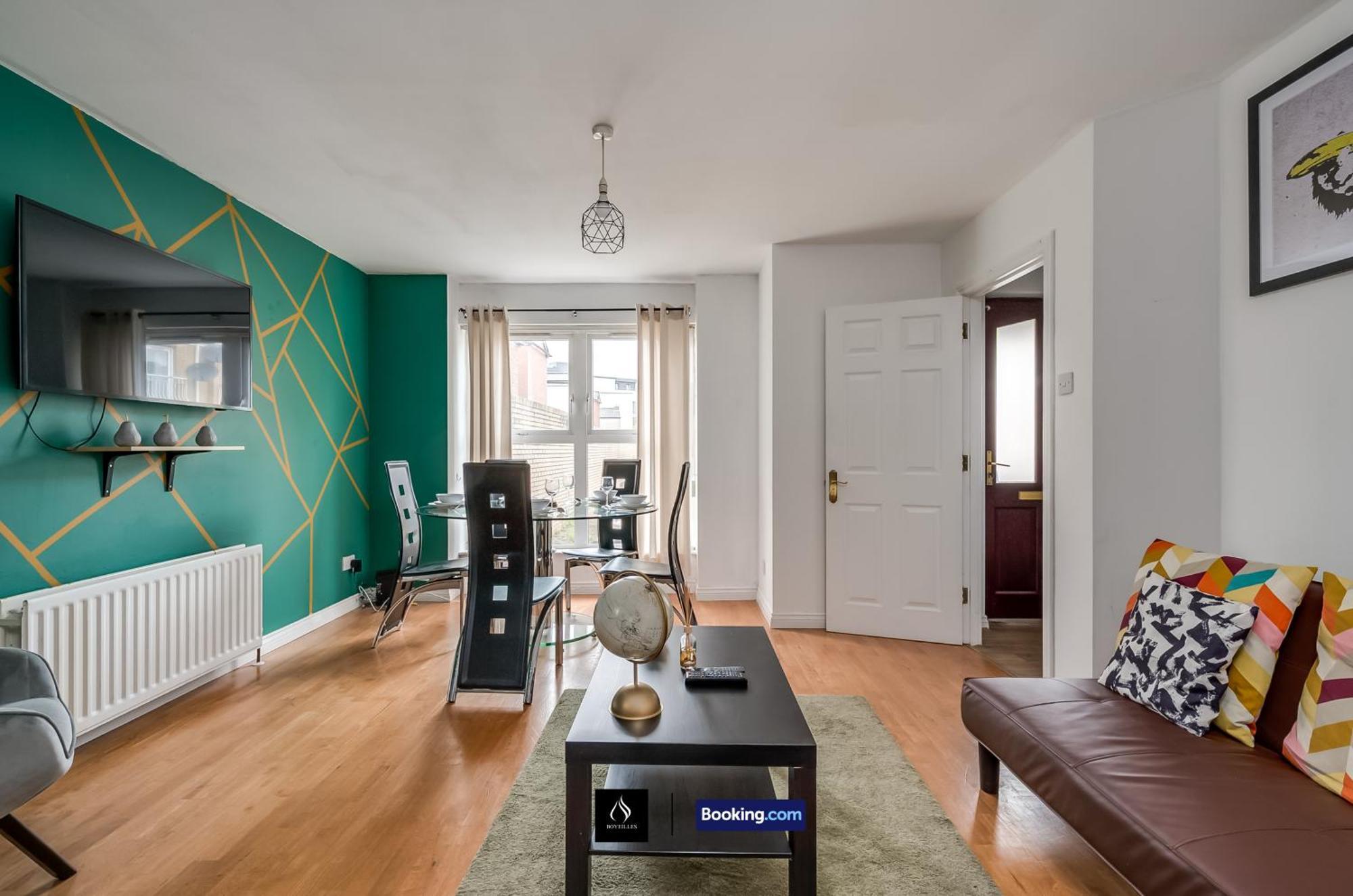 2 Bed House By Boyeilles Apartments Short Lets & Serviced Accommodation Belfast With Balcony & Free Parking Exterior photo