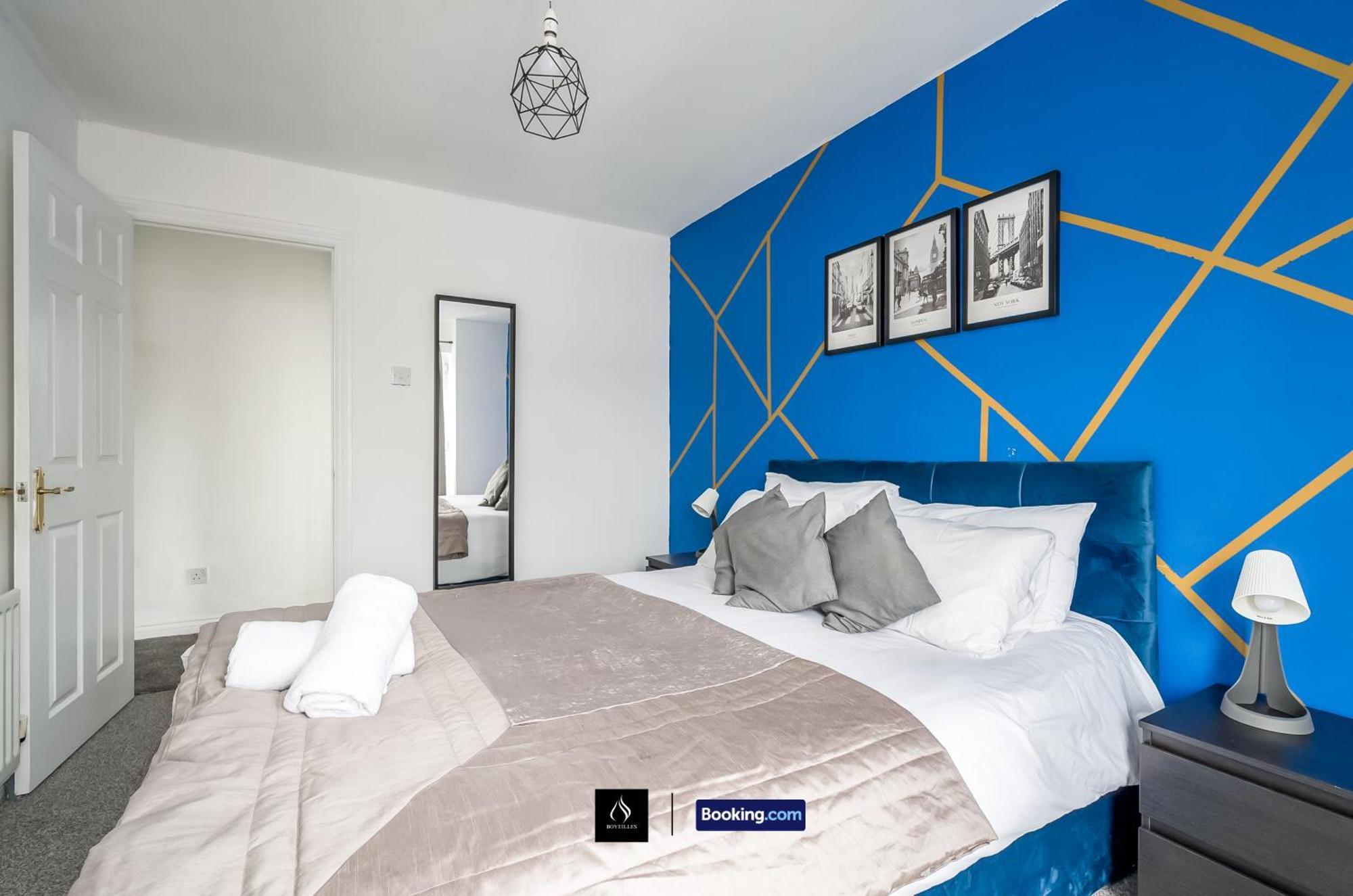 2 Bed House By Boyeilles Apartments Short Lets & Serviced Accommodation Belfast With Balcony & Free Parking Exterior photo
